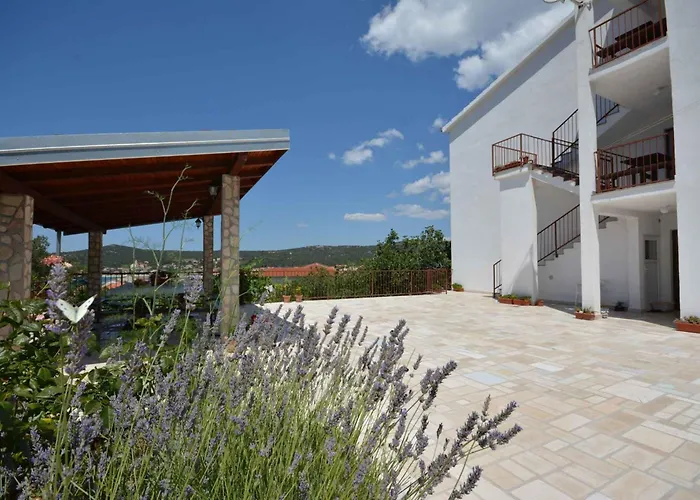 Apartament 6 *