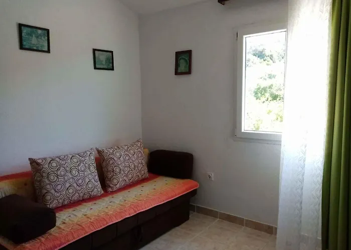 Apartament 6 *
